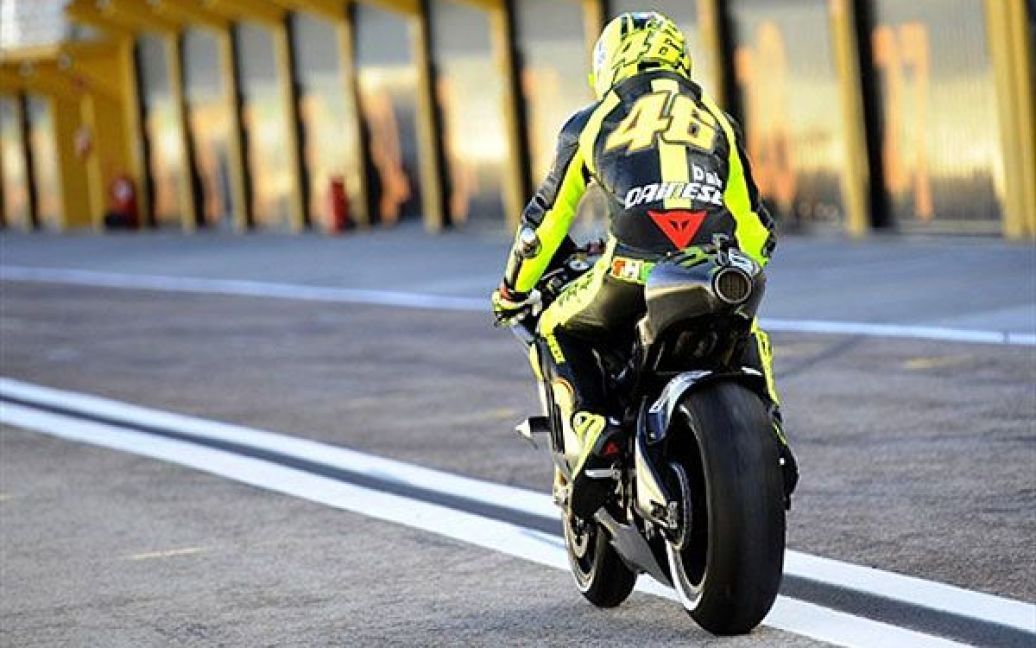 Іспанія, Честе. Іспанський гонщик команди Ducati, чемпіон світу MotoGP Валентино Россі взяв участь у тесті свого нового мотоциклу на треку Рікардо Тормо у Честе. / © AFP