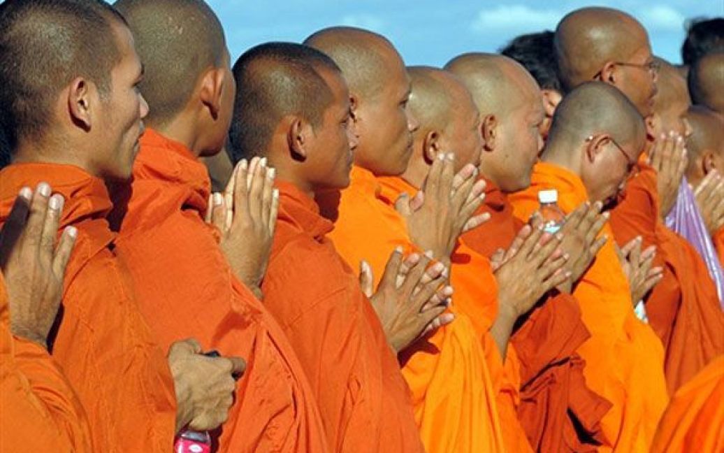 Буддійські ченці моляться на місці трагедії у Пномпені. / © AFP