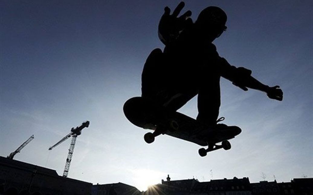 Німеччина, Мюнхен. Чоловік стрибає на скейтборді у південному німецькому місті Мюнхені. / © AFP