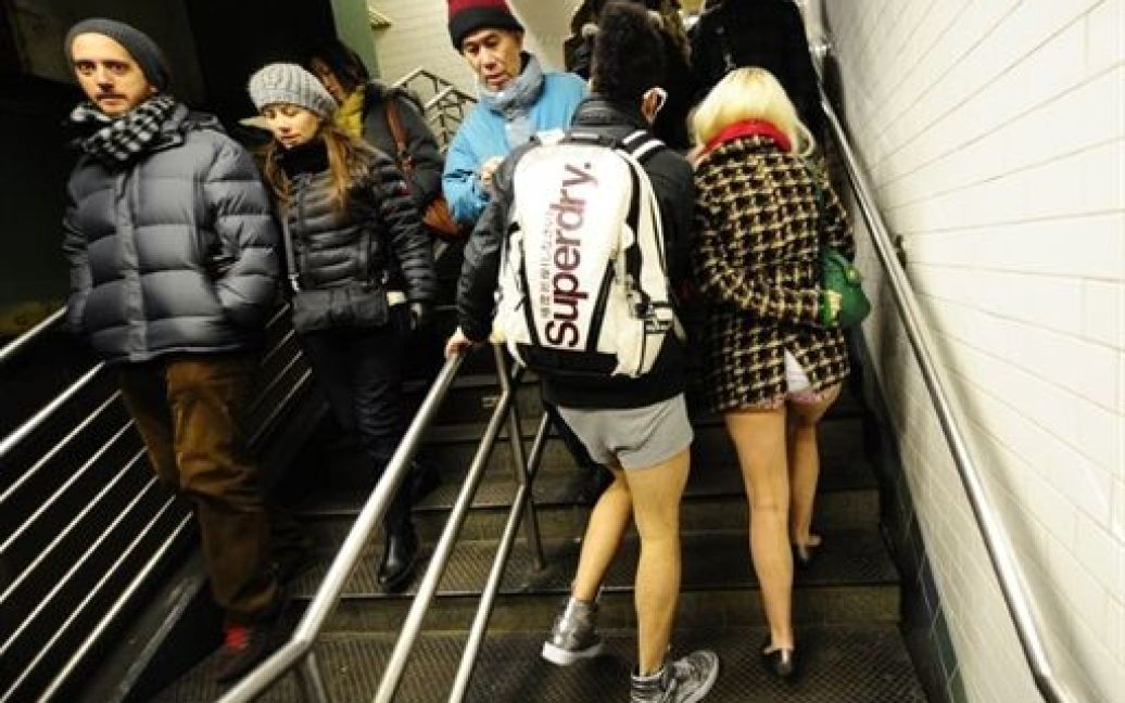 Флешмоб "У метро без штанів" / © AFP