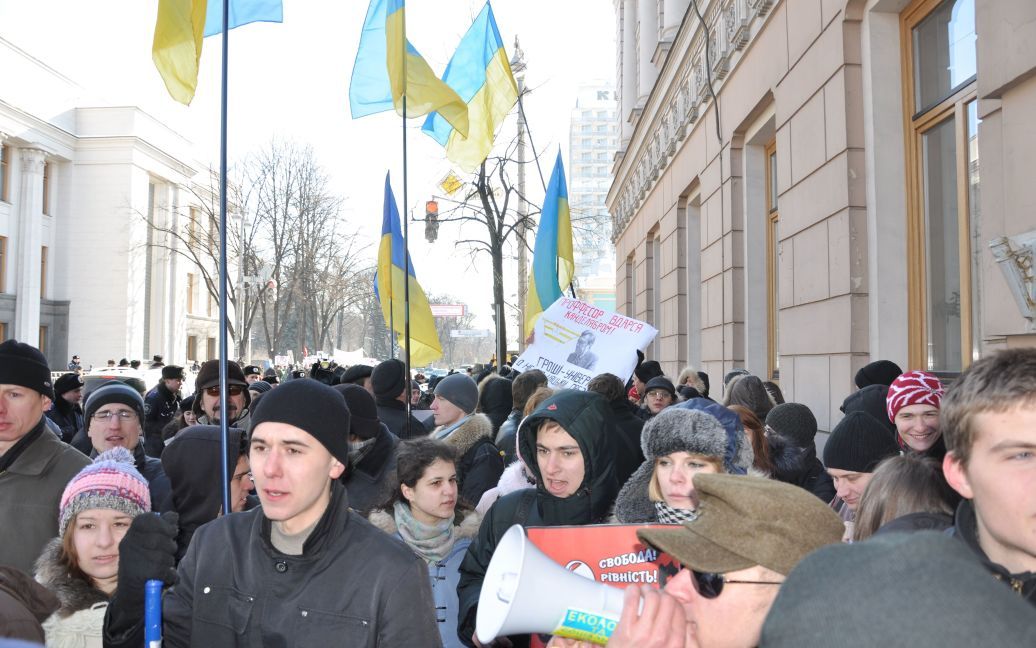 Студенти спалили радянський прапор, як символ тих, хто зараз перебуває при владі. / © ТСН.ua