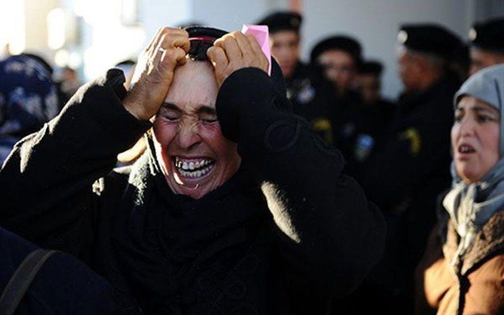 Туніс, Сіді Бузід. Жінка плаче перед будівлею префектури, доки вона чекає разом з іншими на зустріч із губернатором. Президента Тунісу Зін аль-Абідін бен Алі звинуватив "банди головорізів" у вибуху насильства, в результаті якого загинули щонайменше 14 людей. / © AFP