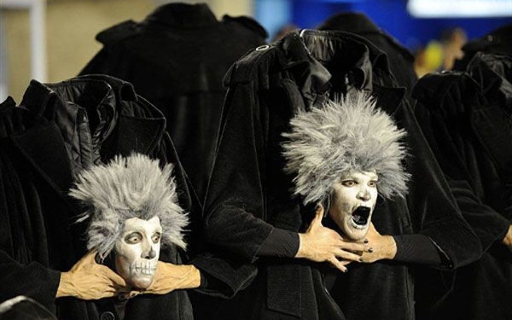 Бразилія, Ріо-де-Жанейро. Члени школи самби "Unidos da Tijuca", одягнені у костюми безголових зомбі, беруть участь у відкритті карнавалу на самбадромі у Ріо-де-Жанейро. / © AFP