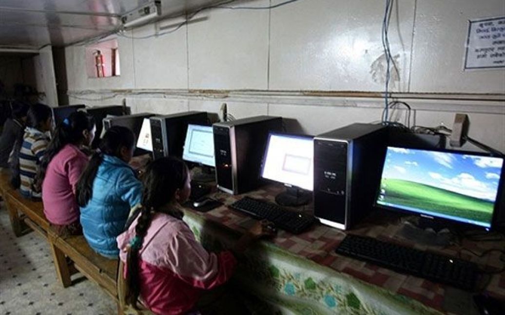 Непал, Нагі. Непальські дівчатка сидять у Інтернет-кафе в селі Нагі,
яке розташоване у 200 км на захід від Катманду. Махабір Пун розпочав
надавати доступ в Інтернет у сільських районах Непалу ще у 2002 році,
використовуючи домашні комп&#039;ютери, зібрані у дерев&#039;яні ящики. З того
часу його організація провела Інтернет до 42 віддалених сіл. / © AFP
