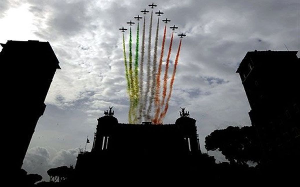 Італія, Рим. Італійська пілотажна група ВПС Італії "Фречче Триколор" виступає на святкуванні 150-річчя об&#039;єднання Італії в центрі Риму. / © AFP