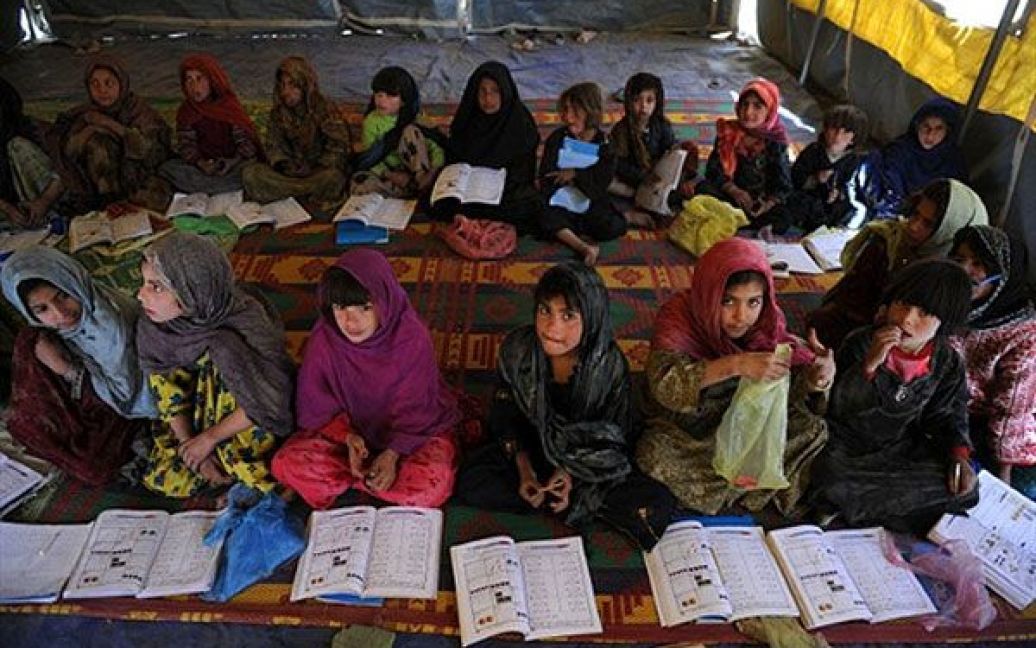 Афганістан, Кабул. Афганські дівчатка з племені Кучі (тюрки-номади) відвідують заняття у наметі перед руїнами палацу Дарламан, який був зруйнований під час громадянської війни, на околиці Кабула. Більше 300 афганських кочовиків Кучі оселилися у палаці кілька місяців тому і перебувають під захистом афганської воєнізованої поліції. / © AFP