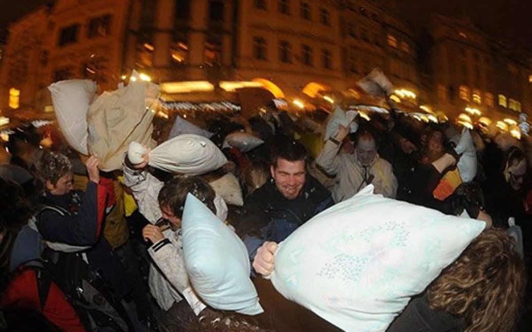 Чехія, Прага. Близько двохсот молодих чехів та іноземних туристів взяли участь у 3-хвилинному бої подушками на Староместській площі у Празі. / © AFP
