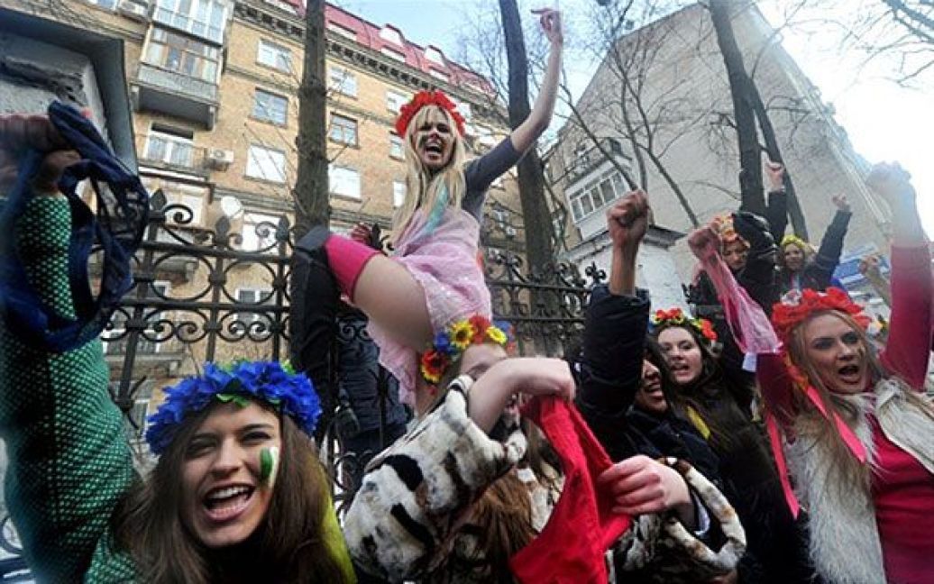 Акція протесту руху FEMEN була проведена на підтримку італійських жінок і проти спотворення образу італійської жінки через численні скандали із прем&#039;єр-міністром Італії Сільвіо Берлусконі. / © AFP