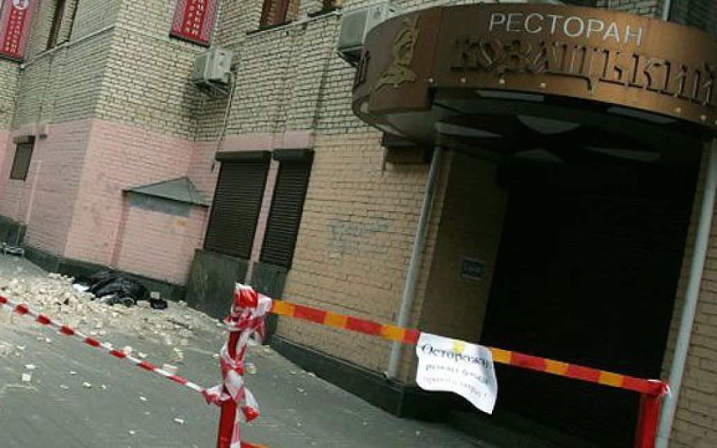 В центрі Києва у готелі "Козацький" обвалилася стіна, внаслідок чого одна людина загинула. / © УНІАН
