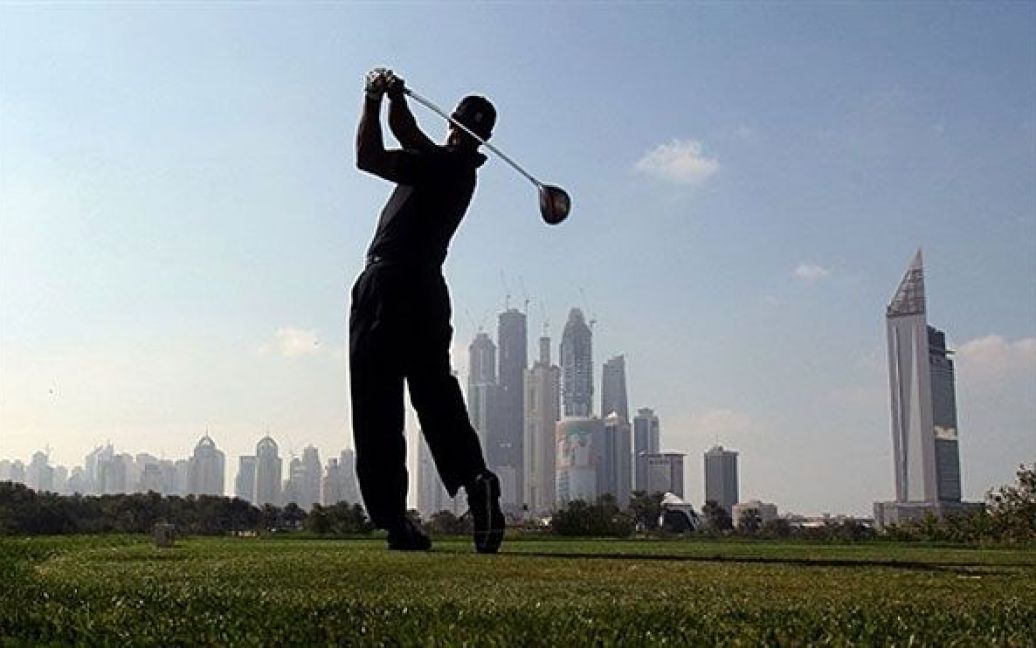 Об&#039;єднані Арабські Емірати, Дубай. Американьский гольфіст Тайгер Вудс робить удар під час першого туру турніру з гольфу Dubai Desert Classic в еміраті Перської затоки. / © AFP