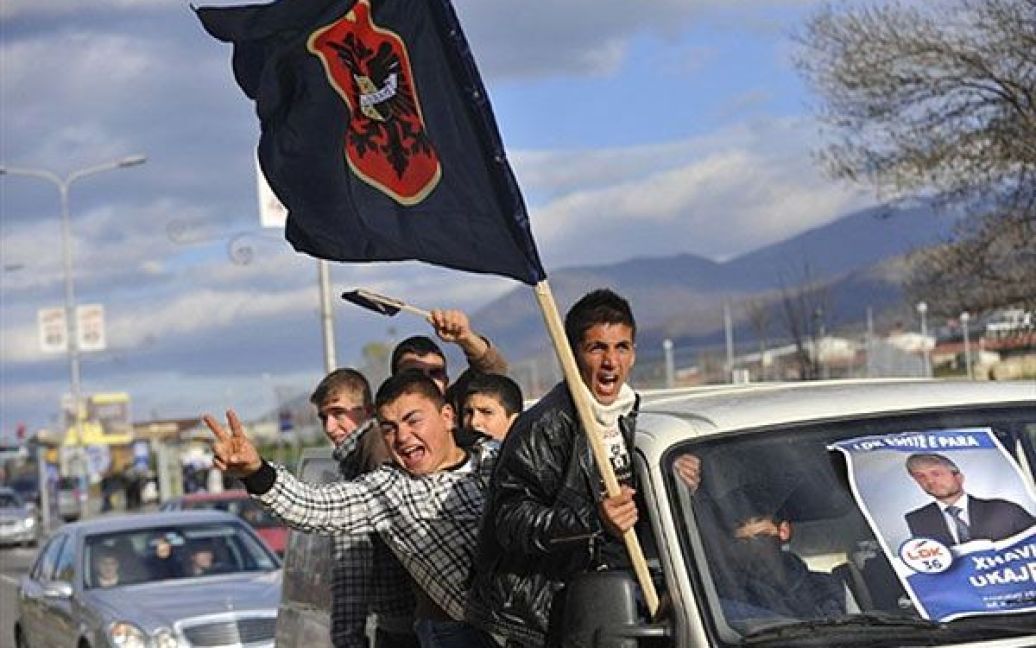 Сербія, Прізрен. Прихильники "Демократичної ліги Косово" розмахують прапорами під час виборчої кампанії у місті Прізрен. Напередодні загальних виборів, які відбудуться вперше після оголошення про незалежність Косово, почалась 10-денна передвиборча кампанія. Ці вибори вважають серйозним випробуванням політичної зрілості країни. / © AFP