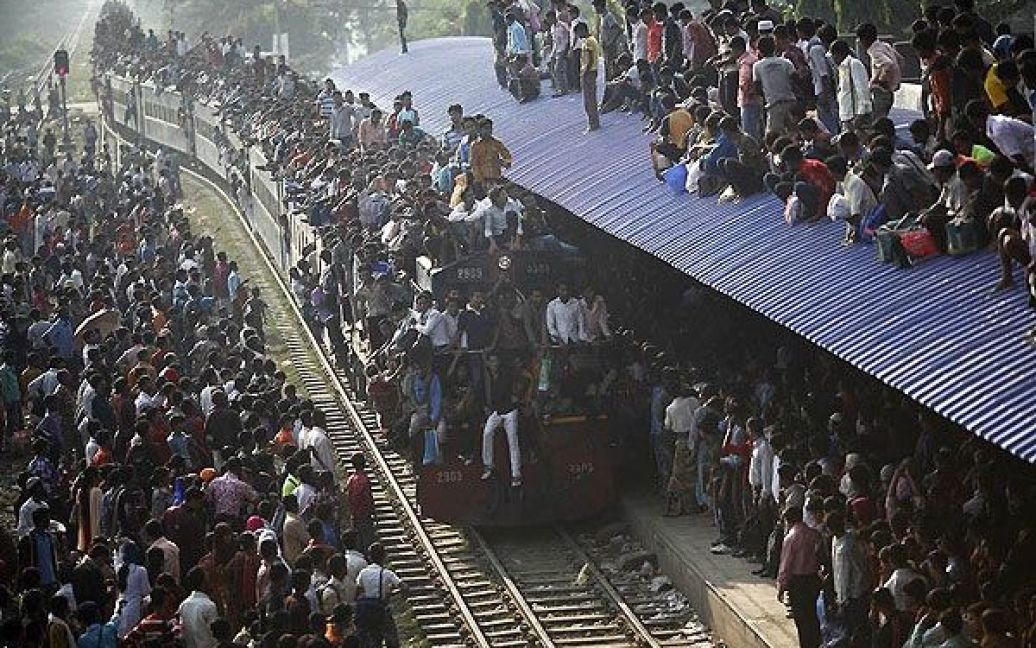 Третє місце у номінації "Повсякденне життя". Переповнений поїзд, який під&#039;їжджає до станції у місті Дакка, Бангладеш. (Andrew Biraj / Reuters) / © Worldpressphoto