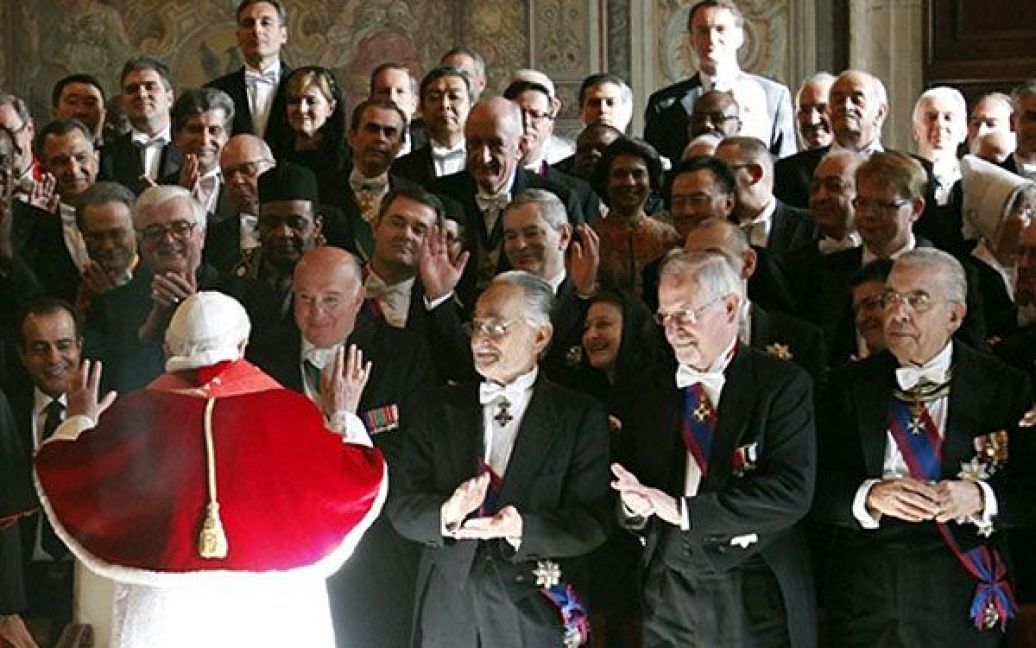 Ватикан. Папа Римський Бенедикт XVI вітає дипломатів під час зустрічі з дипломатичним корпусом Ватикану. / © AFP