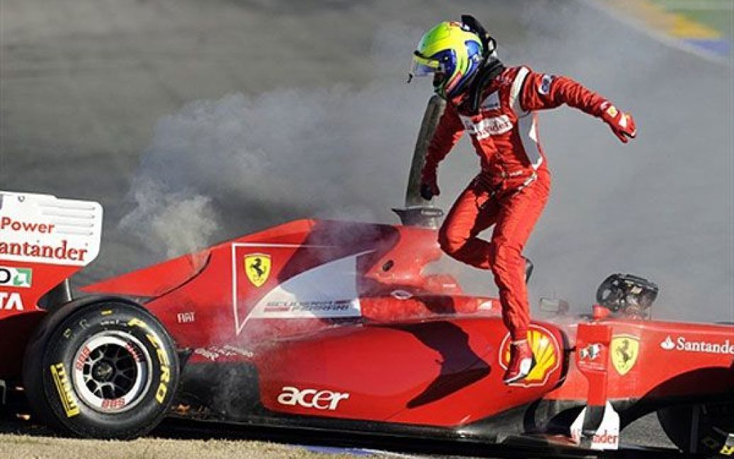 Іспанія, Сесте. Бразильський гонщик команди Ferrari Феліпе Маса вискакує зі свого автомобіля після проблем з двигуном під час тренування на треку Рікардо Тормо. / © AFP