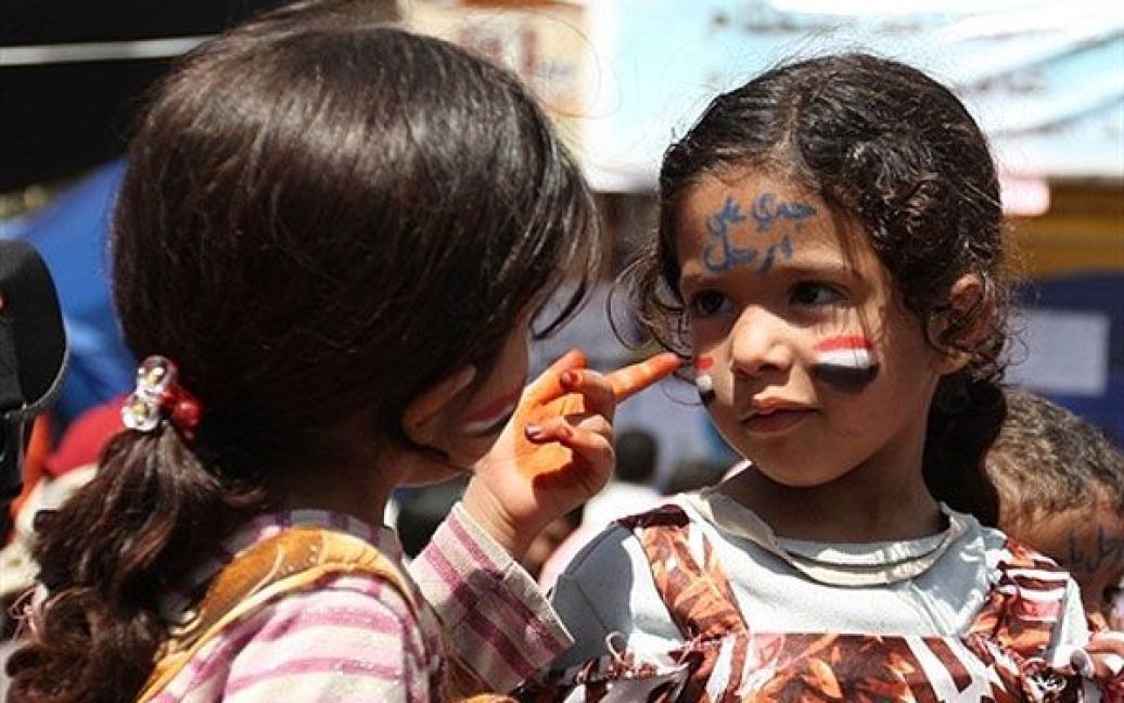 Ємен, Сана. Дівчатка беруть участь у акції протесту проти режиму президента Алі Абдалли Салеха у місті Сана. Лідер країни відмовився піти у відставку до кінця року і пообіцяв залишитися на посаді до 2013 року. / © AFP