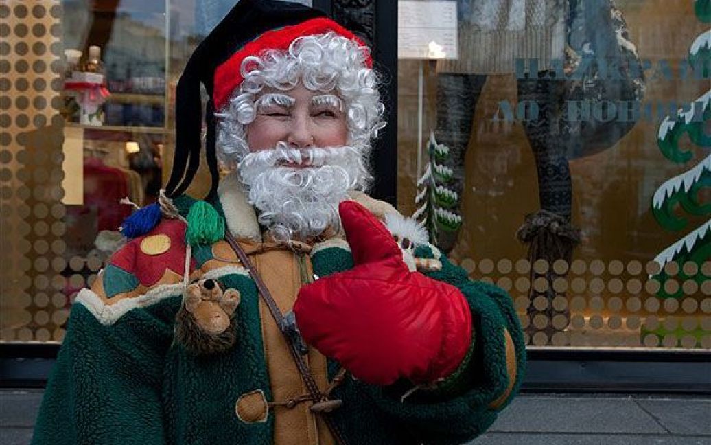 В Україні встановлюють новорічні ялинки, проводять паради Дідів Морозів та прикрашають міста. / © PHL.com.ua