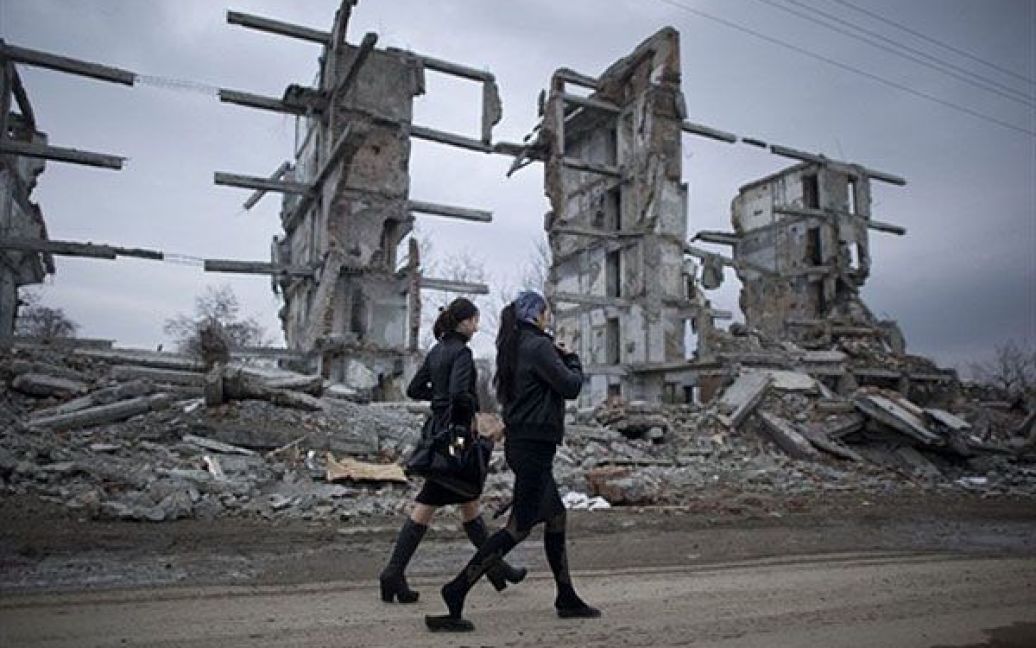 Росія, Грозний. Чеченські жінки йдуть околицею міста Грозний. / © AFP