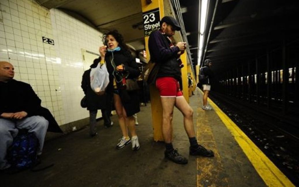 Флешмоб "У метро без штанів" / © AFP
