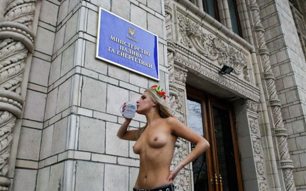 Активістки FEMEN провели чергову акцію у 10-градусний мороз. Але після того, як дівчата роздяглися, міліція повезла їх "грітися" до відділку. / © Жіночий рух FEMEN