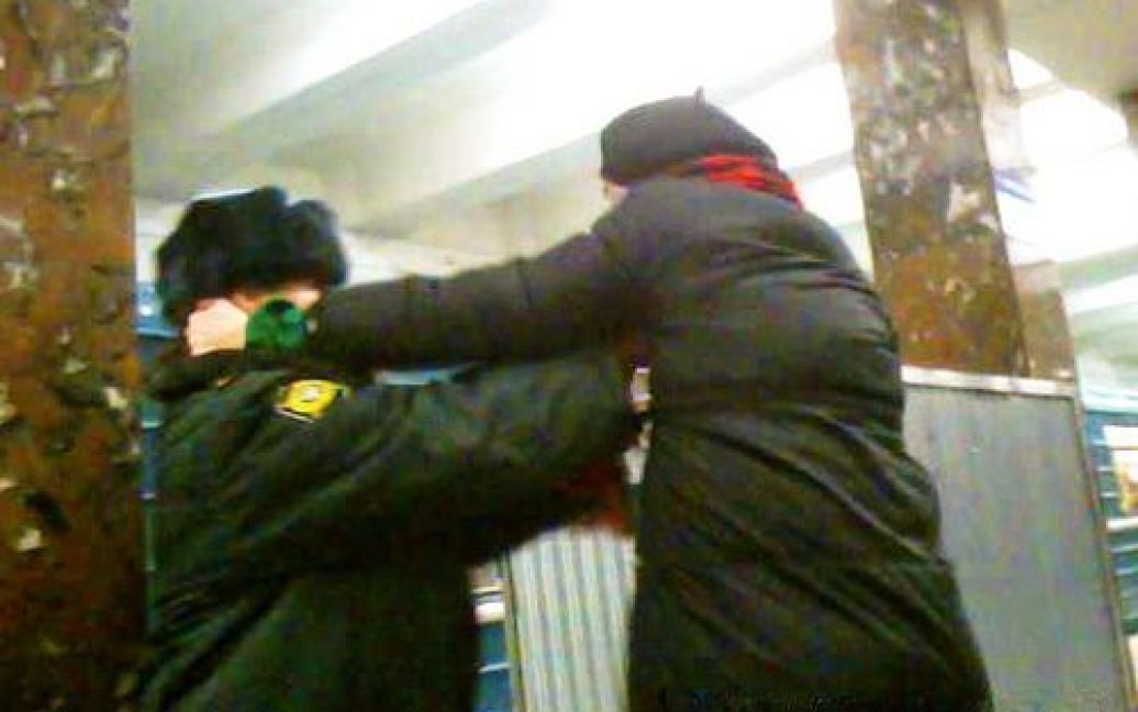 Активістки російської арт-групи "Война" кидалися з обіймами і поцілунками на жінок-правоохоронців / © wisegizmo.livejournal.com
