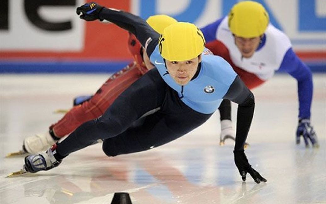 Німеччина, Дрезден. Американський спортсмен Саймон Чо змагається за перемогу у фіналі на 500 м на Кубку світу з шорт-треку. / © AFP