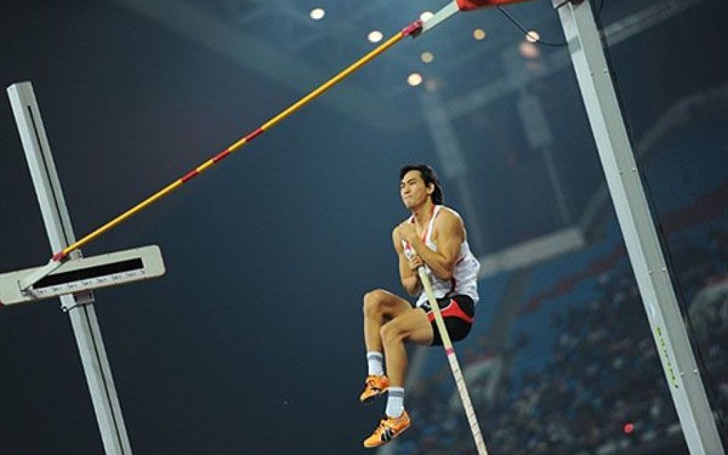 Китай, Гуанчжоу. Південнокорейський легкоатлет Кім Ю Сук не зміг взяти висоту у фіналі змагань зі стрибків з жердиною на Азіатських іграх в Гуанчжоу. / © AFP