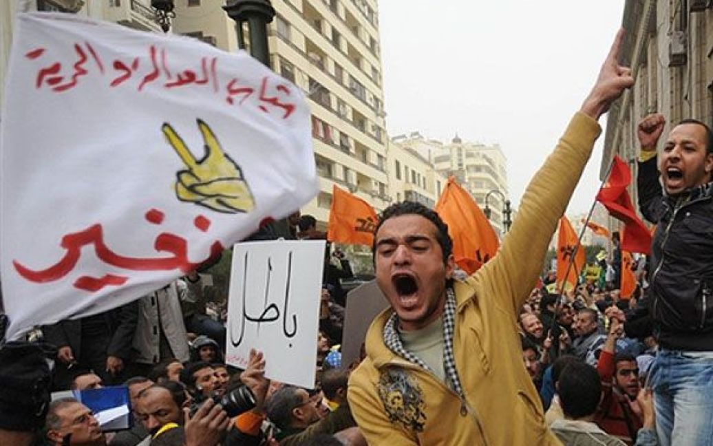 Єгипет, Каїр. Єгипетські опозиціонери вигукують гасла під час мітингу перед будівлею Вищого суду в центрі Каїра. Демонстрації протесту в Каїрі влаштували проти результатів виборів, оскільки опозиція стверджує, що вони були фальсифіковані. / © AFP