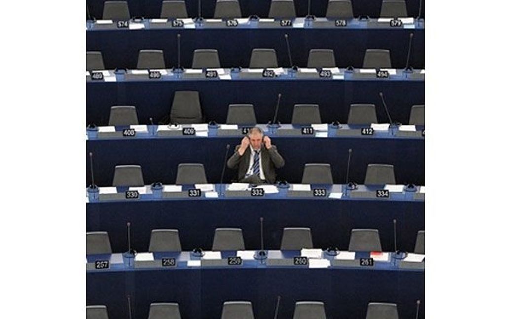 Франція, Страсбург. Депутат Європейського парламенту в Страсбурзі під час дебатів щодо внесення змін до Договору про дозвіл створення єдиного постійного механізму виходу з кризи для Єврозони. / © AFP