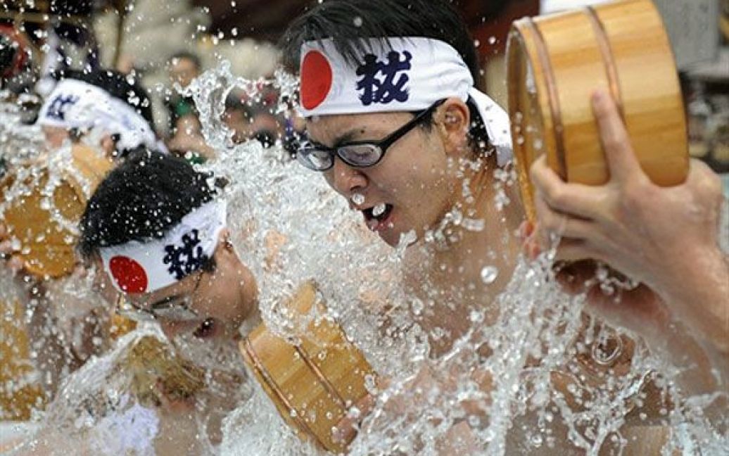 Японія, Токіо. Сінтоїсти обливаються холодною водою, щоб очистити свої тіла та душі під час новорічної церемонії в храмі Канда ("Канда Медзін") у Токіо. / © AFP