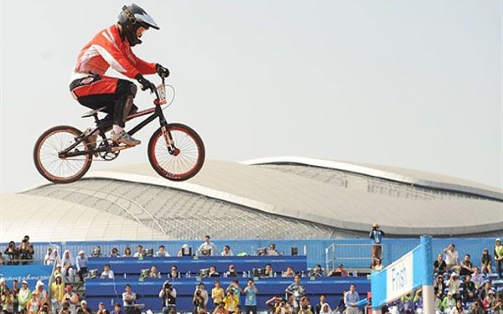 Китай, Гуанчжоу. Японський спортсмен Акіфумі Сакамото бере участь у фінальних змаганнях з BMX серед чоловіків Азіатських іграх у Гуанчжоу. / © AFP