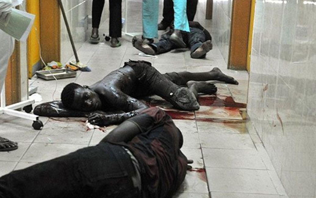Кот-д&#039;Івуар, Абіджан. Цивільні особи, які були поранені під час зіткнень між силами, лояльними до Лорана Гбагбо, і прихильниками його суперника Алассана Уаттара лежать у коридорі клініки в Абіджані. / © AFP