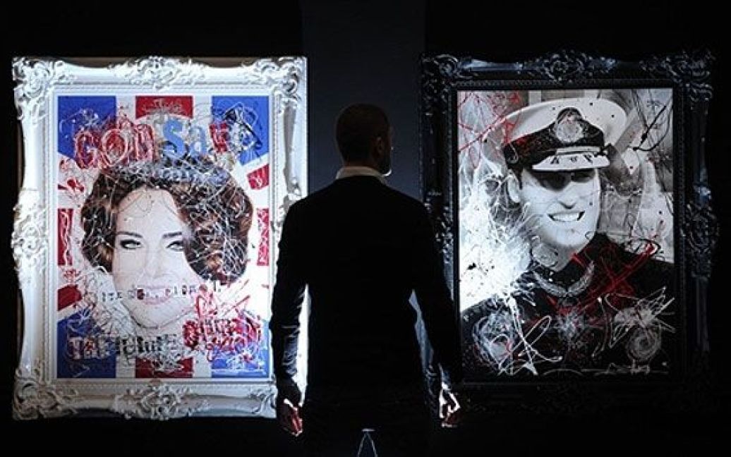 Великобританія, Лондон. Чоловік стоїть між двома творами мистецтва, які мають назву "Боже, бережи майбутню королеву" і "Король поп-музики" британського художника Zoobs у галереї "Опера" в Лондоні. / © AFP