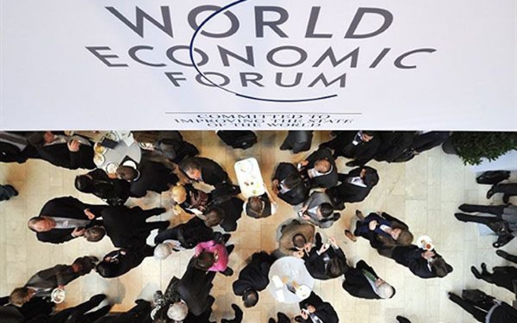 Швейцарія, Давос. Учасники щорічного Всесвітнього економічного форуму в Давосі під час обідньої перерви. Світові лідери, бізнесмени, політики і вчені, які зібралися у Давосі, залишаються у захваті від економічного дива Китаю. / © AFP