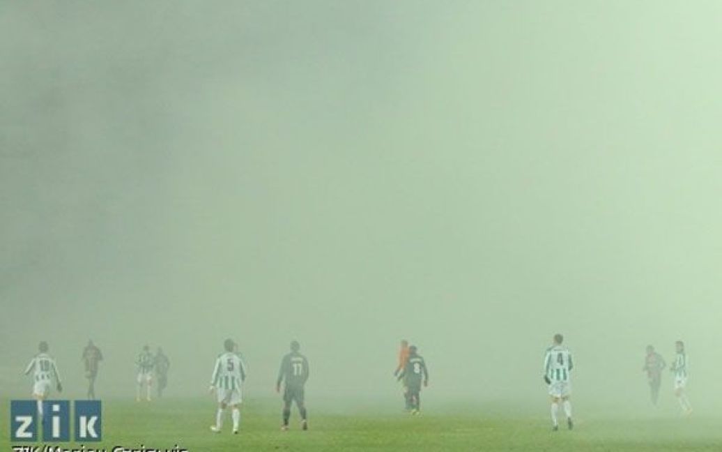 Футбольне поле накрив дим від фаєрів. / © zik.com.ua