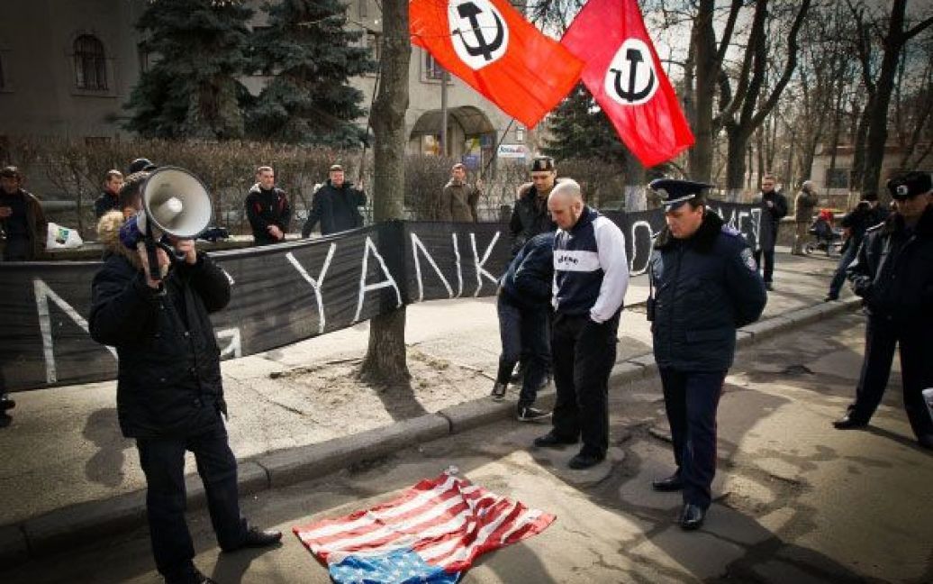 Врешті-решт прапор був просто розтоптаний та пошматований мітингувальниками. / © Украинское Фото