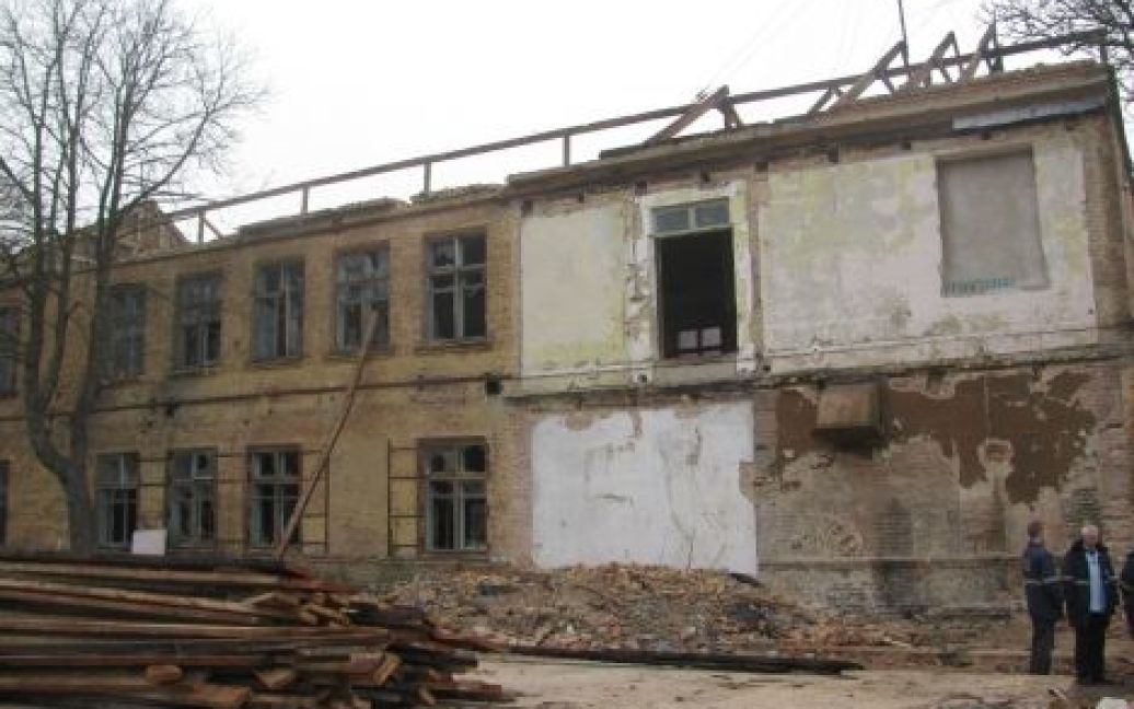 Під час розбирання конструкцій колишньої взуттєвої фабрики стався обвал. / © Волинські новини
