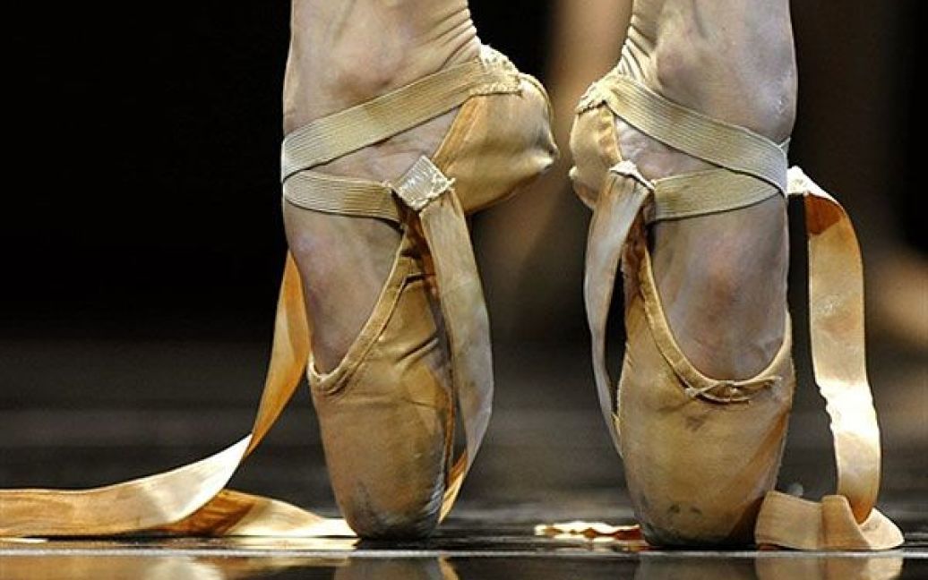 США, Нью-Йорк. Пуанти танцюриста з трупи сучасного балету "Complexions" під час генеральної репетиції у театрі Джойс в Нью-Йорку. / © AFP
