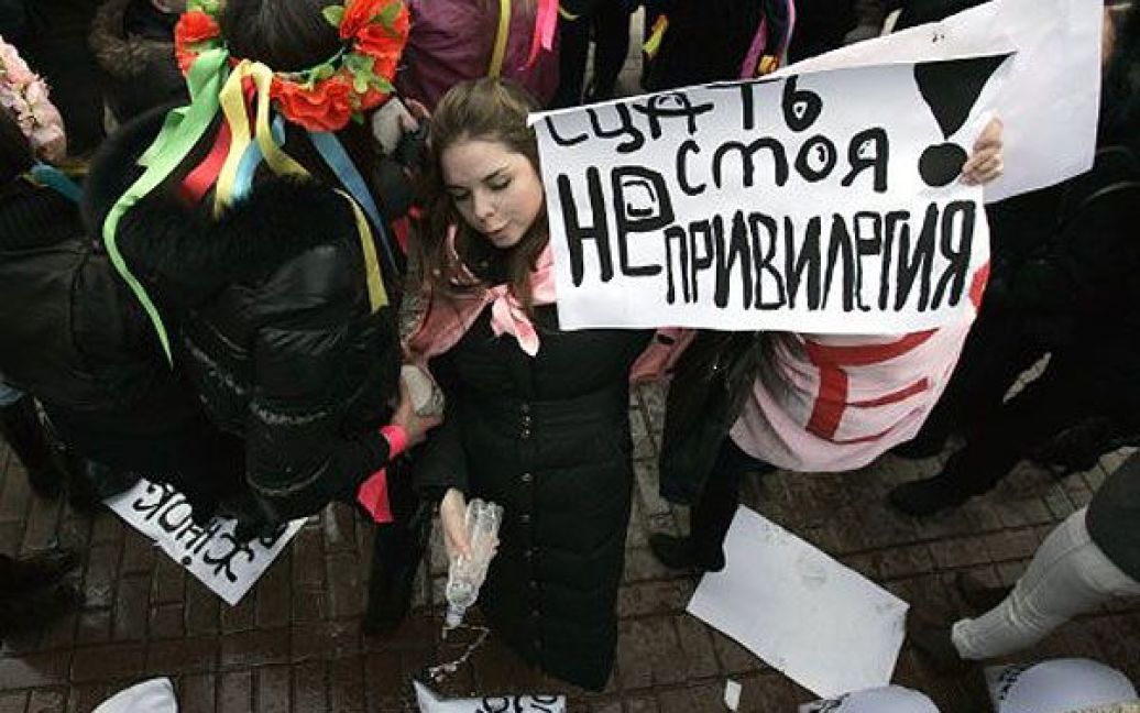 Акцію протесту присвятили тому, що прем&rsquo;єр-міністр Микола Азаров не виконав свою обіцянку ввести жінок до складу Кабінету Міністрів. / © УНІАН