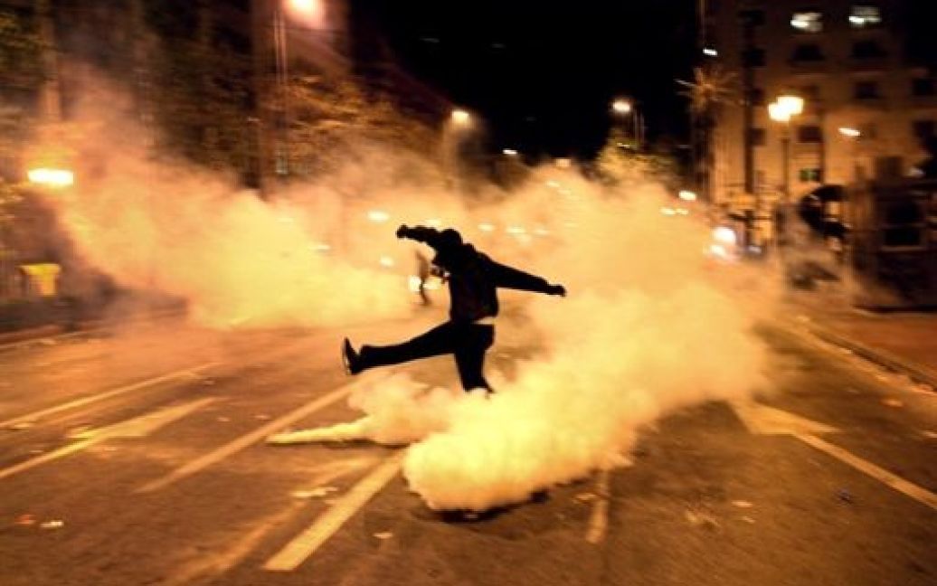 Зіткнення молоді з поліцією неодноразово виникали протягом дня в різних місцях у центрі грецької столиці. / © AFP