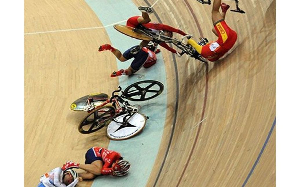 Китай, Гуанчжоу. П&#039;ятірка лідерів велоперегонів серед жінок впала під час змагань на Азіатських іграх у Гуанчжоу. / © AFP