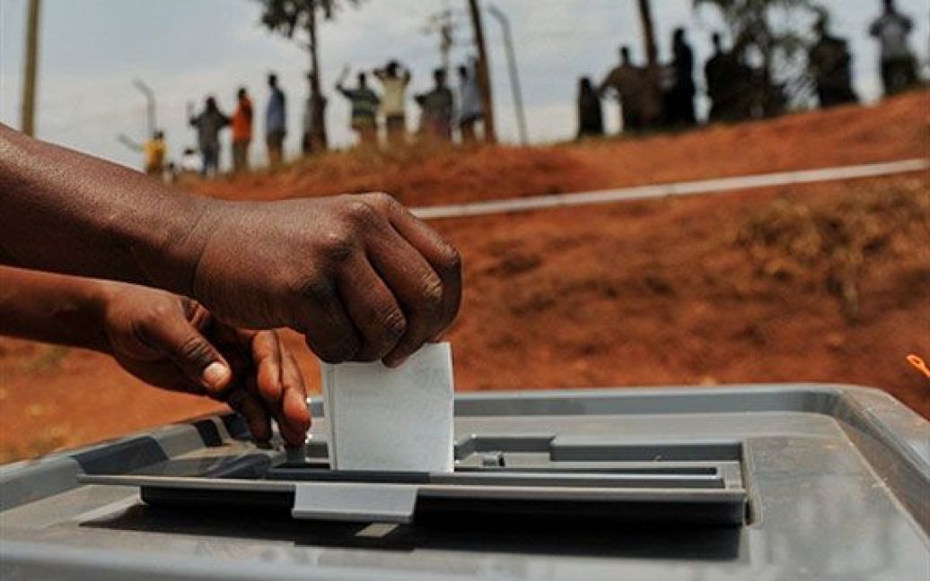 Уганда, Кампала. Виборець віддає свій голос на виборчій дільниці у столиці Уганди Кампалі. Близько 14 мільйонів виборців мають взяти участь у голосуванні на президентських і парламентських виборах. / © AFP