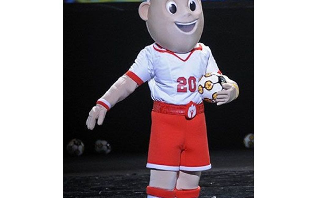 Польський футболіст одягнений в білу футболку та червоні шорти / © AFP