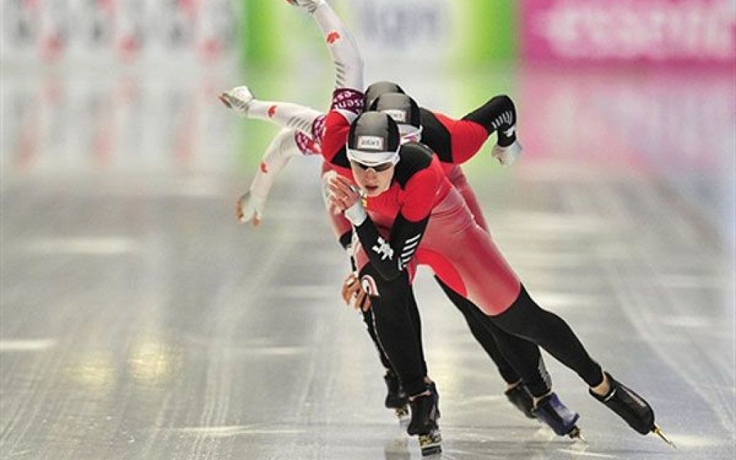 Німеччина, Інцелль. Жіноча збірна Канади бере участь у командній гонці-переслідуванні на Чемпіонаті світу з ковзанярського спорту. Канада посіла перше місце у гонці. / © AFP