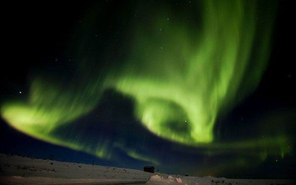 Норвегія. Aurora Borealis, або північне сяйво, заповнює небо над Фіннмарком під час проведення "найпівнічніших" перегонів на собаках на півночі Норвегії. / © AFP