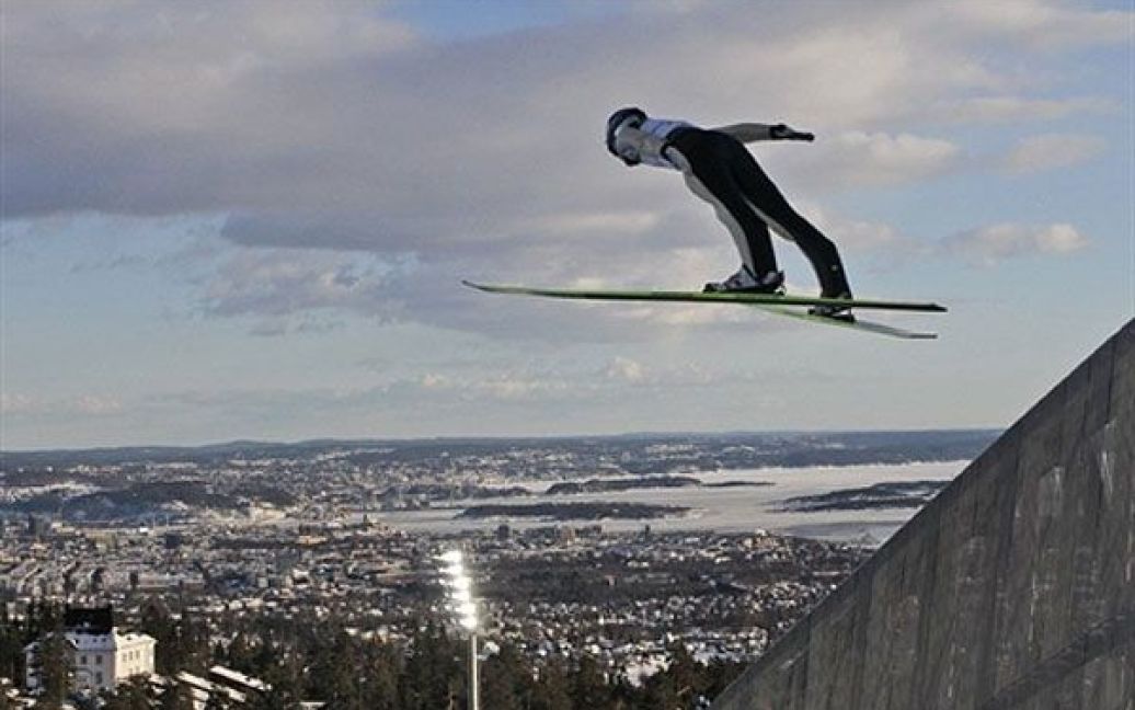 Норвегія, Осло. Австрійський спортсмен, який виборов золоту медаль, Томас Моргенштерн бере участь у стрибках з трампліну на Чемпіонаті світу з лижного спорту. / © AFP