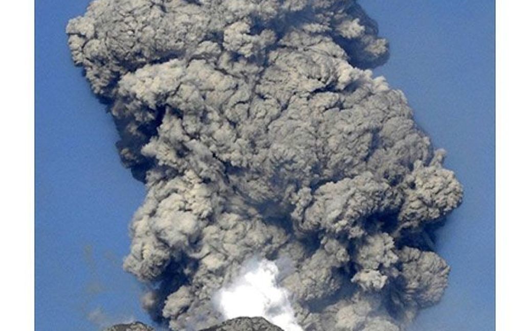 Метеорологи закликали населення не наближатися до вулкану через небезпеку викиду великих каменів. / © AFP