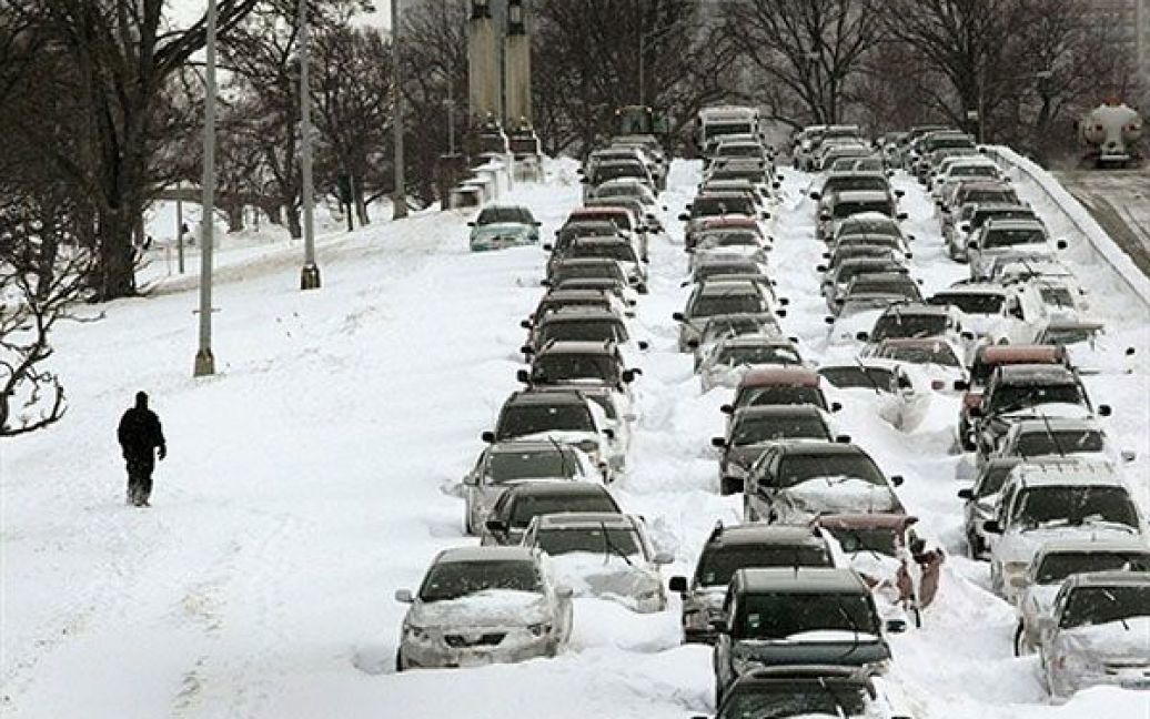 США, Чикаго. Автомобілі, які потрапили у снігову пастку на березі озера Шор, після хуртовин і потужних снігопадів у штаті Іллінойс. / © AFP
