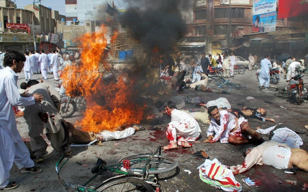 Трупи і тіла поранених пакистанців на місці теракту у місті Кете. В результаті теракту під час мітингу шиїтських мусульман загинули 22 людини. (BANARAS KHAN / AFP / Getty Images) / © The Boston Globe