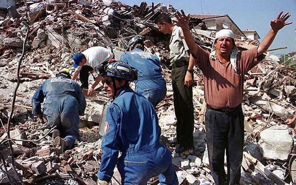 17 серпня 1999, Ізмітський землетрус, Туреччина, 7,6 балів. Загинули більше 17 тисяч людей. Пожежу на нафтопереробному заводі гасили кілька днів, збиток склав 25 млрд доларів. / © bigpicture.ru