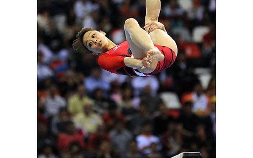 Китай, Гуанчжоу. Японська гімнастка Рі Танака виступає на колоді у фіналі багатоборства серед жінок на 16-их Азіатських іграх у Гуанчжоу. / © AFP